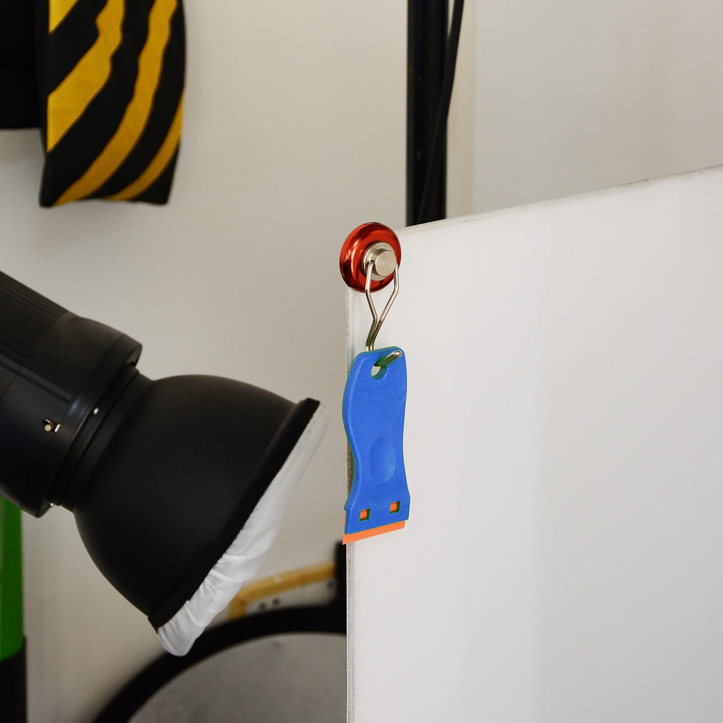 FOSHIO Plastic Razor Blade Scraper Kit, 2 Tools + 100 Blades for Gasket, Label, Decal & Adhesive Removal on Glass and Windows