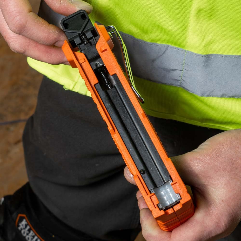 Klein Tools 80169 Heavy-Duty Cable Stapler with 600 Insulated Staples, Includes 300-Pack 19/32 x 11/32-Inch and 300-Pack 31/64 x 13/64-Inch Sizes