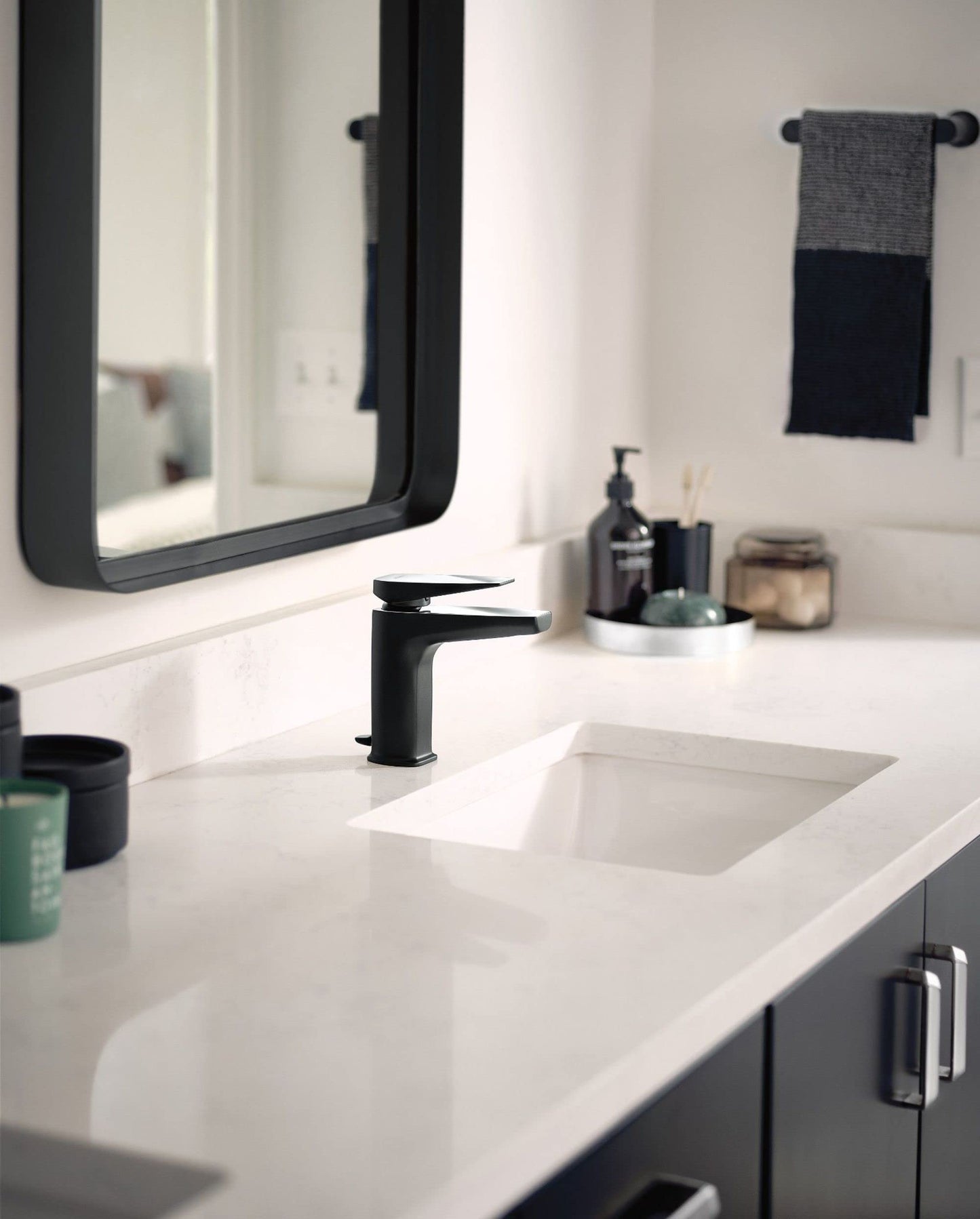 Moen Genta LX Matte Black Modern Hand Towel Bar, Wall Mounted Holder for Bathroom or Kitchen, 6.8-Inch, BH3886BL