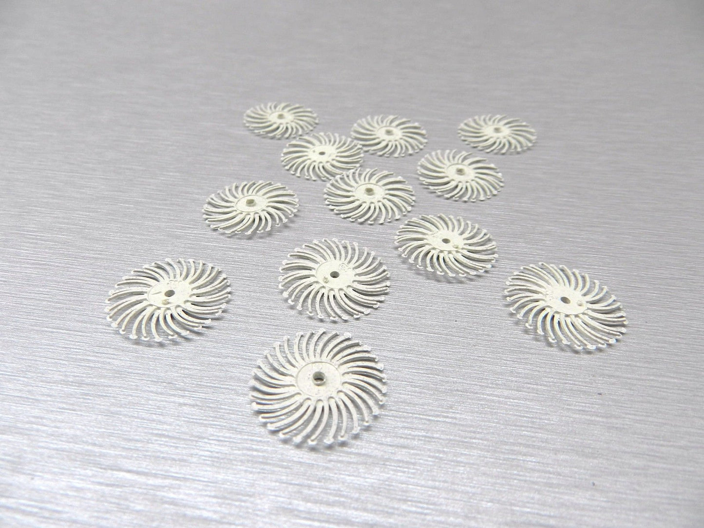 3M Radial Bristle Discs 3/4" White 120 Grit Bristle Brush Pack of 12 by JTS Made in USA