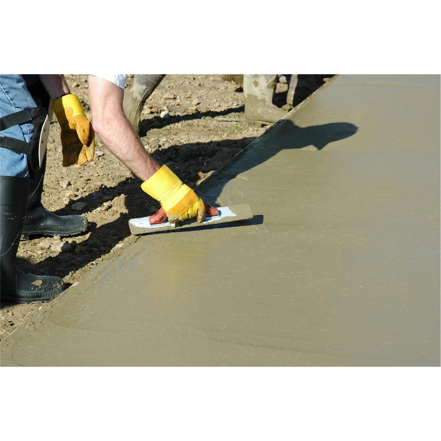 MARSHALLTOWN Cast Magnesium Hand Float, 16 x 3-1/8 in Concrete Finishing Tool, Smooth Finish, DuraSoft Handle, Made in USA